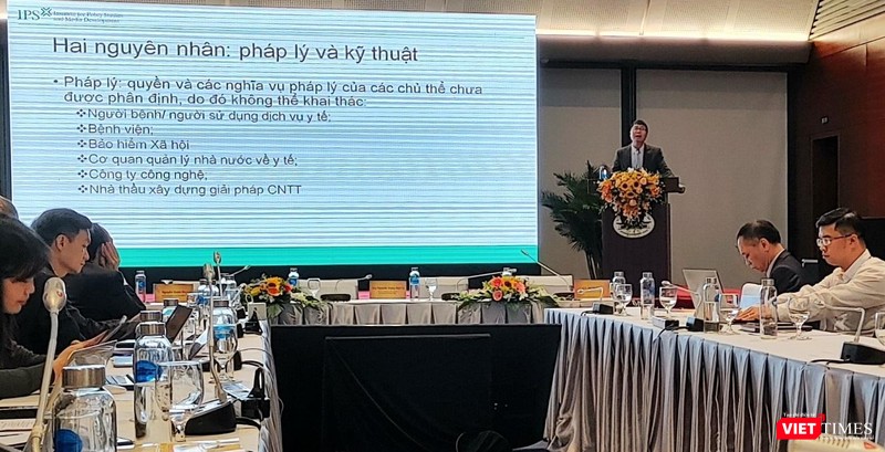 Ông Nguyễn Quang Đồng trình bày tại phiên chuyên đề về chuyển đổi số trong quản trị y tế, trong khuôn khổ hội nghị Chuyển đổi số y tế quốc gia.