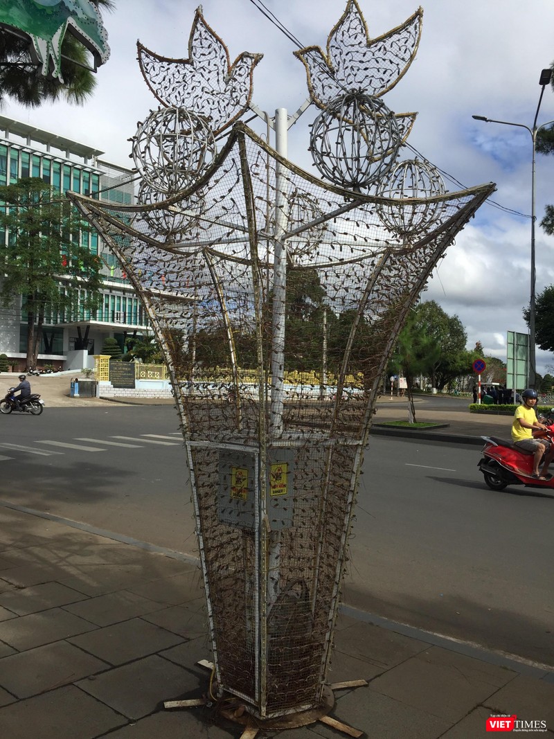 Ban ngày, nhiều cây hoa trông như... cái bu gà, có phần làm xấu phố phường. Ban ngày, nhiều cây hoa trông như... cái bu gà, có phần làm xấu phố phường.