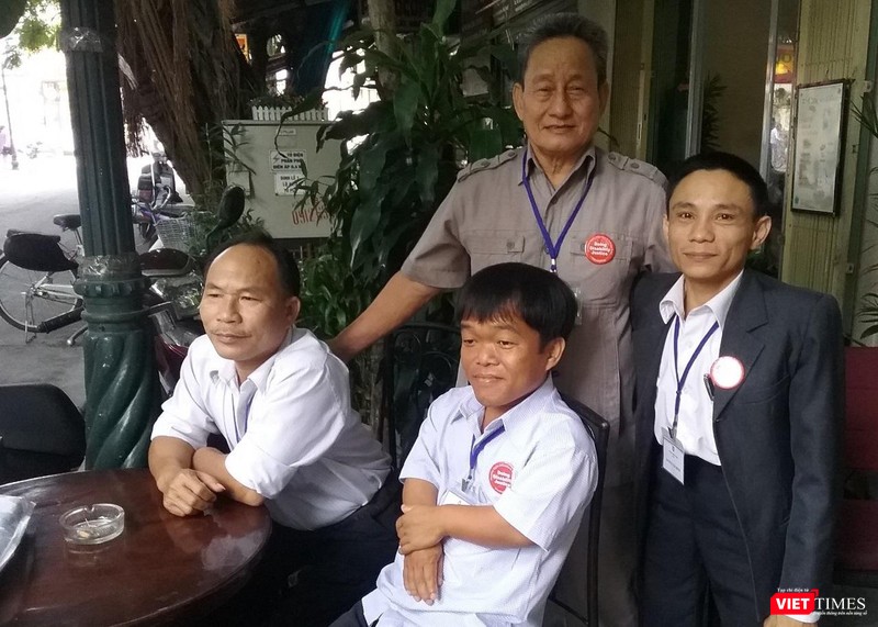 Thầy Hoàng cùng với những người khuyết tật Thầy Hoàng cùng với những người khuyết tật