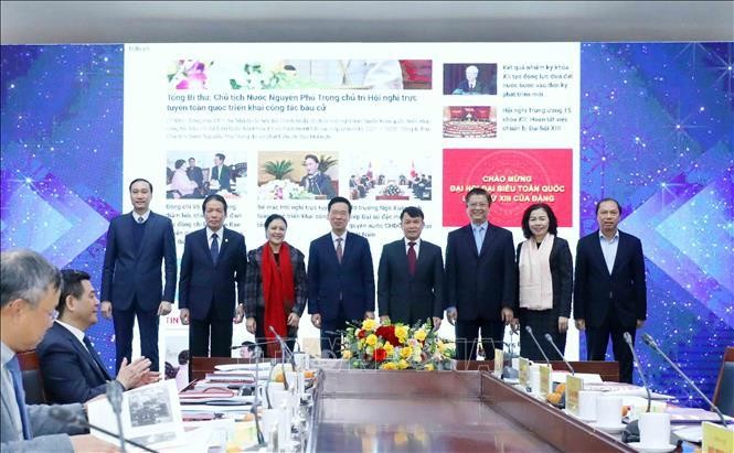 Các đại biểu nhấn nút khai trương Trang Thông tin đối ngoại điện tử (Ảnh: TTXVN) Các đại biểu nhấn nút khai trương Trang Thông tin đối ngoại điện tử (Ảnh: TTXVN)