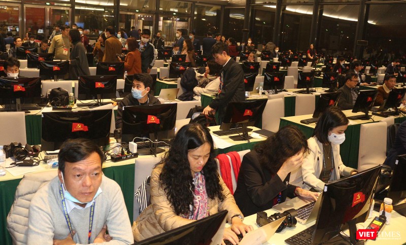 Các hoạt động an toàn thông tin tại Đại hội luôn được đảm bảo 24/7. Trong ảnh, các Phóng viên đợi kết quả bầu Ban Chấp hành Trung ương Đảng - chụp lúc 22h45 ngày 30/1/2021, tại Trung tâm Báo chí của Đại hội. Các hoạt động an toàn thông tin tại Đại hội luôn được đảm bảo 24/7. Trong ảnh, các Phóng viên đợi kết quả bầu Ban Chấp hành Trung ương Đảng - chụp lúc 22h45 ngày 30/1/2021, tại Trung tâm Báo chí của Đại hội.