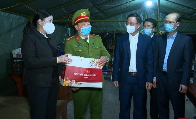 Bà Nguyễn Thanh Hải tặng quà 2 chốt kiểm soát liên ngành phòng, chống dịch COVID-19 tại T.P Thái Nguyên. Bà Nguyễn Thanh Hải tặng quà 2 chốt kiểm soát liên ngành phòng, chống dịch COVID-19 tại T.P Thái Nguyên.
