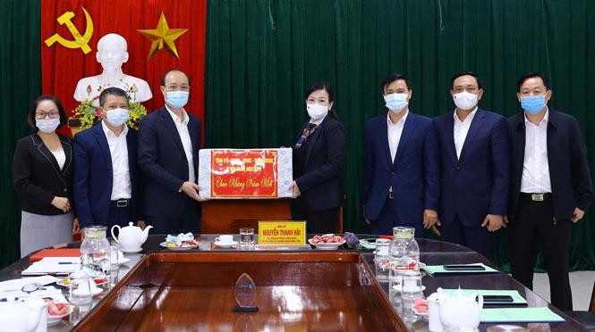 Bà Nguyễn Thanh Hải - Bí thư Tỉnh uỷ Thái Nguyên - trao quà khi thăm, động viên và kiểm tra hoạt động của Sở Y tế tỉnh. Bà Nguyễn Thanh Hải - Bí thư Tỉnh uỷ Thái Nguyên - trao quà khi thăm, động viên và kiểm tra hoạt động của Sở Y tế tỉnh.