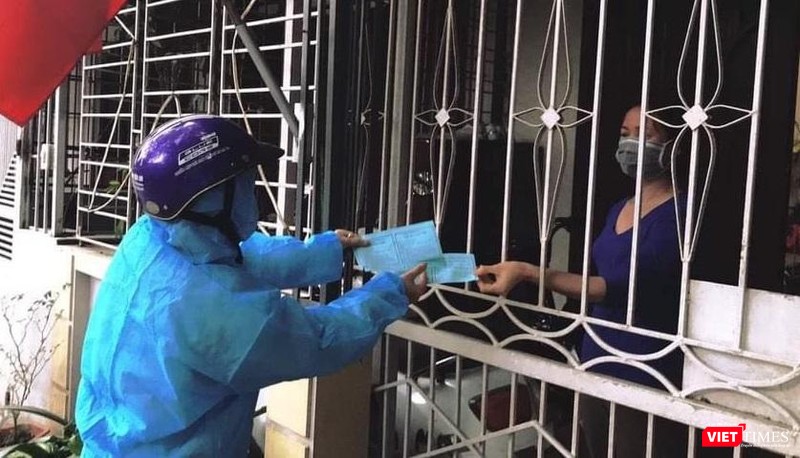 Phiếu đi chợ được gửi đến từng nhà cho người dân.