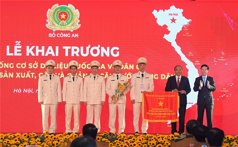 Thủ tướng Nguyễn Xuân Phúc và ông Võ Văn Thưởng - Ủy viên Bộ Chính trị, Thường trực Ban Bí thư - trao Bằng khen của Chính phủ và tặng hoa chúc mừng cho các tập thể có thành tích xuất sắc. Ảnh: Bộ Công an