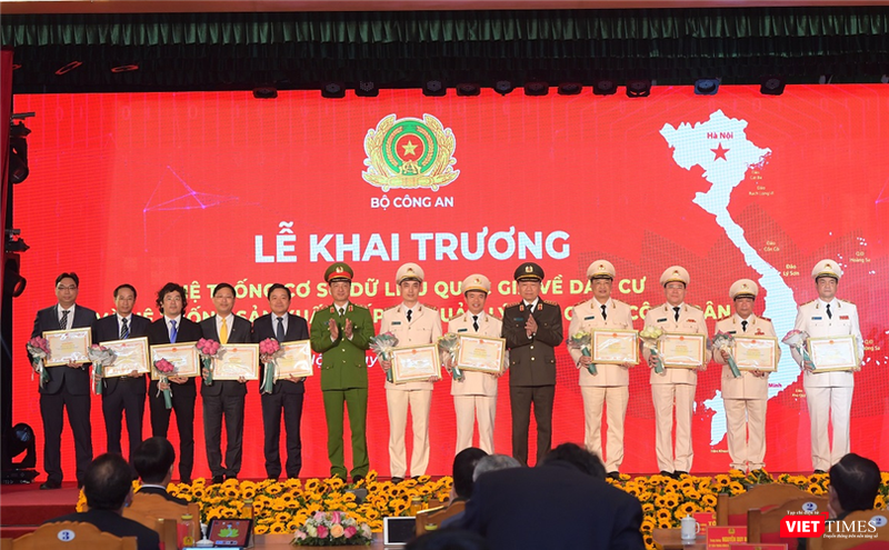 Bộ trưởng Tô Lâm và Thứ trưởng Nguyễn Duy Ngọc trao bằng khen của Bộ Công an và hoa chúc mừng cho các tập thể có nhiều đóng góp xây dựng hệ thống.