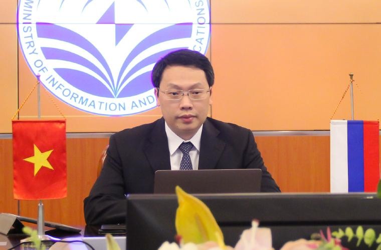 Thứ trưởng Bộ TT&TT Nguyễn Huy Dũng phát biểu tại diễn đàn Thứ trưởng Bộ TT&TT Nguyễn Huy Dũng phát biểu tại diễn đàn