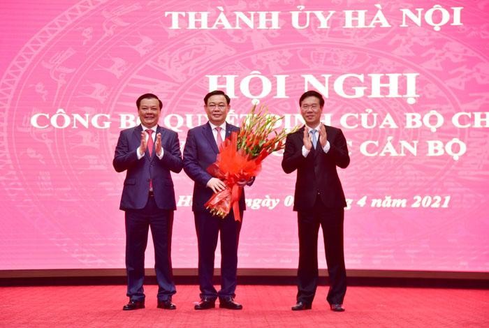 Thường trực Ban Bí thư Võ Văn Thưởng và Bí thư Thành ủy Hà Nội Đinh Tiến Dũng tặng hoa chúc mừng Chủ tịch Quốc hội Vương Đình Huệ. Ảnh: UBND TP. Hà Nội