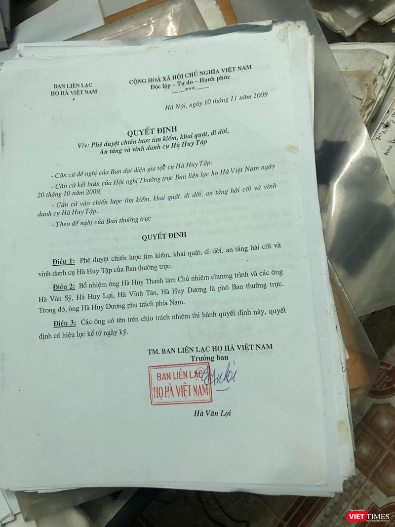 Những tư liệu quý giá đối với gia tộc của cố TBT Hà Huy Tập đang được anh Hà Huy Thanh lưu giữ, bảo quản. Những tư liệu quý giá đối với gia tộc của cố TBT Hà Huy Tập đang được anh Hà Huy Thanh lưu giữ, bảo quản.