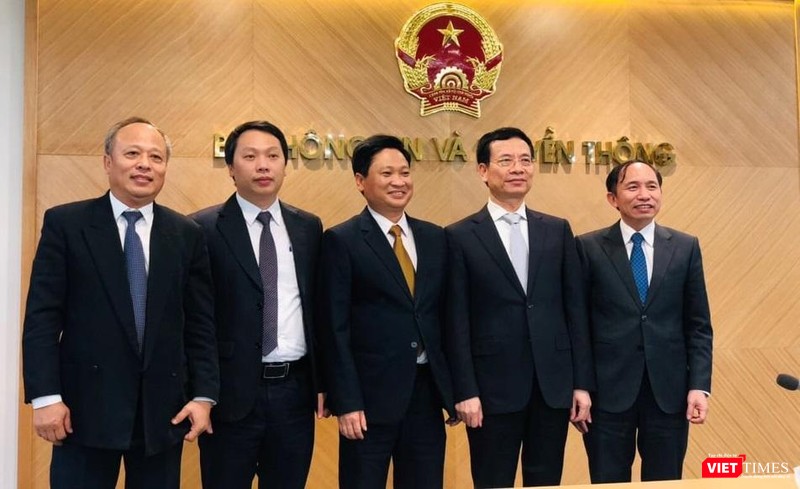 ông Nguyễn Trọng Đường (ngoài cùng bên phải), ông Nguyễn Khắc Lịch (đứng giữa), ông Phạm Quang Tú (ngoài cùng bên trái) cùng Bộ trưởng Nguyễn Mạnh Hùng và Thứ trưởng Nguyễn Huy Dũng tại lễ công bố quyết định ông Nguyễn Trọng Đường (ngoài cùng bên phải), ông Nguyễn Khắc Lịch (đứng giữa), ông Phạm Quang Tú (ngoài cùng bên trái) cùng Bộ trưởng Nguyễn Mạnh Hùng và Thứ trưởng Nguyễn Huy Dũng tại lễ công bố quyết định