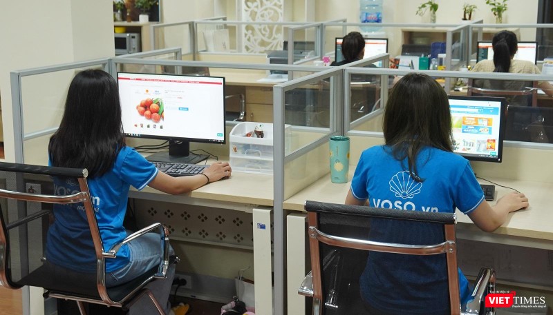 Nhân viên của sàn TMĐT Voso tiếp nhận đơn hàng. Nhân viên của sàn TMĐT Voso tiếp nhận đơn hàng.