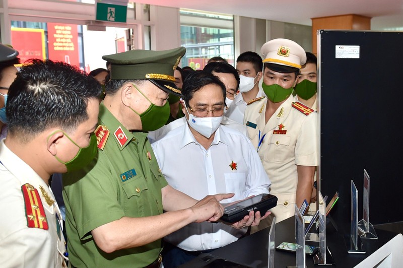 Thủ tướng Chính phủ Phạm Minh Chính tham quan khu vực trưng bày các trang thiết bị phục vụ Dự án Cơ sở dữ liệu quốc gia về dân cư. Thủ tướng Chính phủ Phạm Minh Chính tham quan khu vực trưng bày các trang thiết bị phục vụ Dự án Cơ sở dữ liệu quốc gia về dân cư.