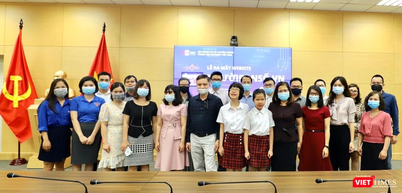 Đại diện Hội người mù Việt Nam, Trường phổ thông cơ sở Nguyễn Đình Chiểu, Nhà xuất bản Thông tin và Truyền thông, Đoàn Thanh niên Bộ Thông tin và Truyền thông, công ty Vbee và đặc biệt là các bạn nhỏ đại diện cho những người khiếm thị trực tiếp trải nghiệm.