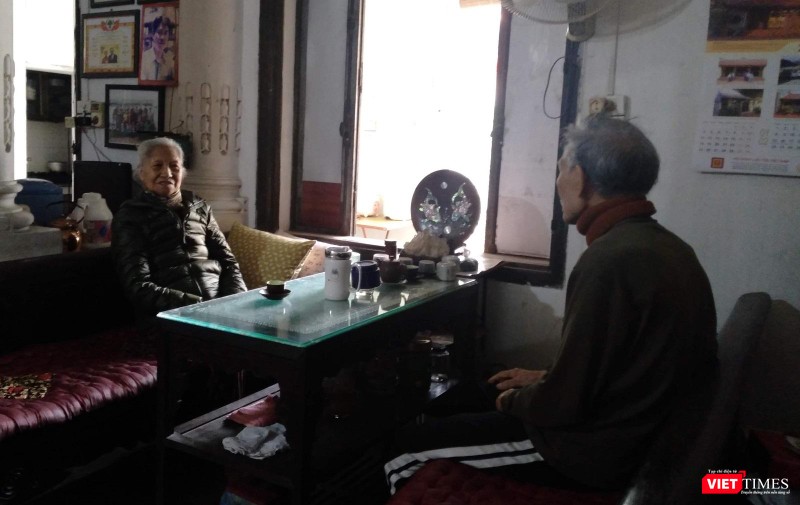 Vợ chồng bác Ngọc Thủ trong ngôi nhà kỉ niệm lưu dấu vàng son một thời buôn bán thịnh vượng của làng. Vợ chồng bác Ngọc Thủ trong ngôi nhà kỉ niệm lưu dấu vàng son một thời buôn bán thịnh vượng của làng.