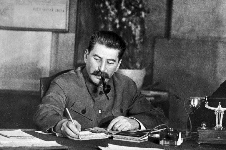 Iosif Vissarionovich Stalin là một nhà cách mạng người Georgia, chính trị gia, lãnh đạo tối cao của Liên bang Xô Viết. Người góp công rất lớn biến Liên Xô thành một cường quốc hàng đầu trên thế giới.