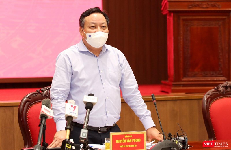Phó Bí thư Thành ủy Hà Nội Nguyễn Văn Phong chủ trì buổi họp báo của Thành ủy Hà Nội chiều 20/9. Ảnh: Sở TT&amp;TT HN.