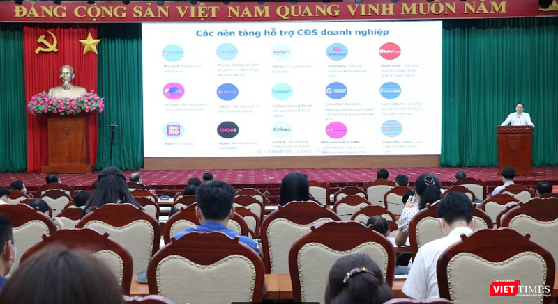 Thứ trưởng Nguyễn Huy Dũng trao đổi về các nền tảng hỗ trợ chuyển đổi số doanh nghiệp