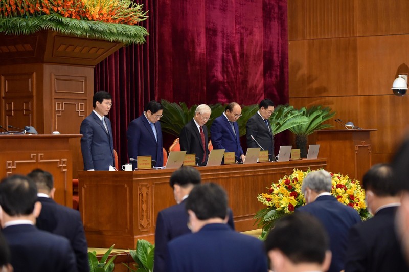 Trung ương đã dành 1 phút mặc niệm đồng bào, đồng chí, chiến sĩ hy sinh, từ trần vì dịch bệnh COVID-19 vừa qua.