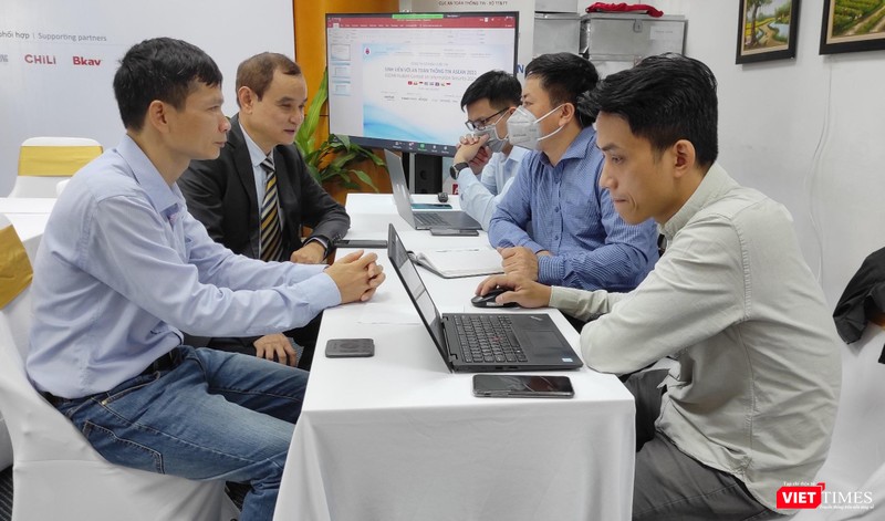 Ban Giám khảo vòng thi Sơ khảo làm việc tại điểm cầu chính. Ban Giám khảo vòng thi Sơ khảo làm việc tại điểm cầu chính.