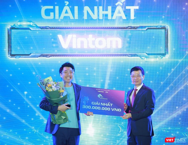 Bộ trưởng Nguyễn Mạnh Hùng trao giải thưởng cao nhất của Viet Solutions 2021 thuộc về Vintom với giải pháp chuyển dữ liệu số sang video. Bộ trưởng Nguyễn Mạnh Hùng trao giải thưởng cao nhất của Viet Solutions 2021 thuộc về Vintom với giải pháp chuyển dữ liệu số sang video.