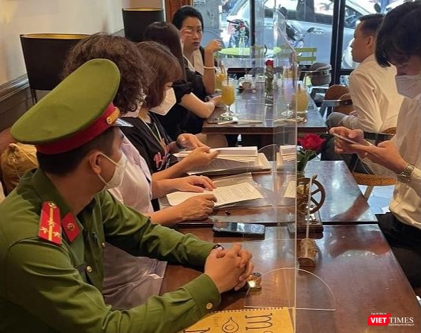 Chiều ngày 20/10, UBND phường Hàng Trống kiểm tra việc thực hiện quét mã QR đối với khách đến các cơ sở kinh doanh, lập biên bản, thực hiện quy trình xử phạt một số cơ sở chưa thực hiện nghiêm. Chiều ngày 20/10, UBND phường Hàng Trống kiểm tra việc thực hiện quét mã QR đối với khách đến các cơ sở kinh doanh, lập biên bản, thực hiện quy trình xử phạt một số cơ sở chưa thực hiện nghiêm.