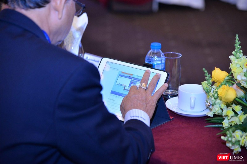 Một cổ đông thực hiện biểu quyết trực tuyến trên nền tảng Microsoft Teams. Một cổ đông thực hiện biểu quyết trực tuyến trên nền tảng Microsoft Teams.