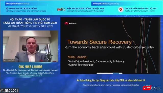 Ông Mika Lauhde trao đổi trực tuyến tại hội thảo. Ông Mika Lauhde trao đổi trực tuyến tại hội thảo.