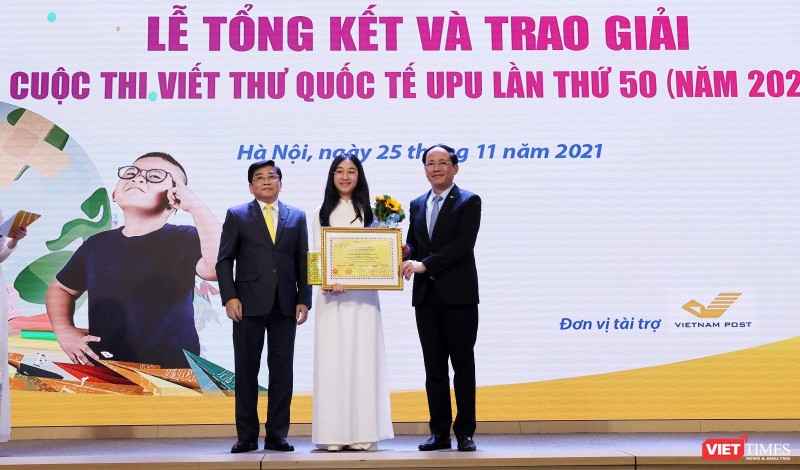 Ông Phạm Anh Tuấn - Thứ trưởng Bộ Thông tin và Truyền thông, Trưởng Ban Tổ chức cuộc thi và ông Nguyễn Hải Thanh - Chủ tịch HĐTV TCT Bưu điện Việt Nam trao Giấy chứng nhận giải Nhất quốc gia và phần thưởng của Ban Tổ chức.