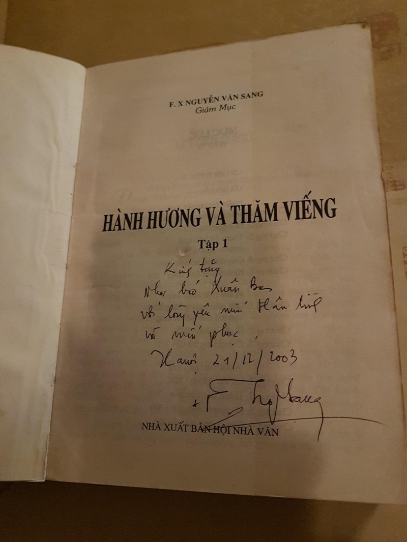 Một trong số những cuốn sách của Đức Giám mục Nguyễn Văn Sang và bút tích của ngài gửi tặng tác giả. Một trong số những cuốn sách của Đức Giám mục Nguyễn Văn Sang và bút tích của ngài gửi tặng tác giả.