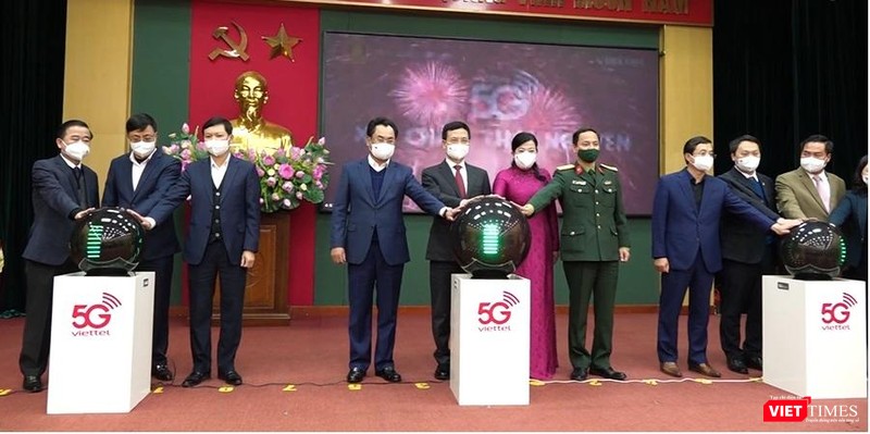 Lãnh đạo tỉnh Thái Nguyên và lãnh đạo Bộ Thông tin và Truyền thông bấm nút khai trương mạng 5G. Lãnh đạo tỉnh Thái Nguyên và lãnh đạo Bộ Thông tin và Truyền thông bấm nút khai trương mạng 5G.