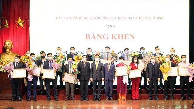 Bộ trưởng Nguyễn Mạnh Hùng trao Bằng khen cho các cá nhân đã có thành tích trong việc thực hiện đề án Số hóa truyền hình. Bộ trưởng Nguyễn Mạnh Hùng trao Bằng khen cho các cá nhân đã có thành tích trong việc thực hiện đề án Số hóa truyền hình.