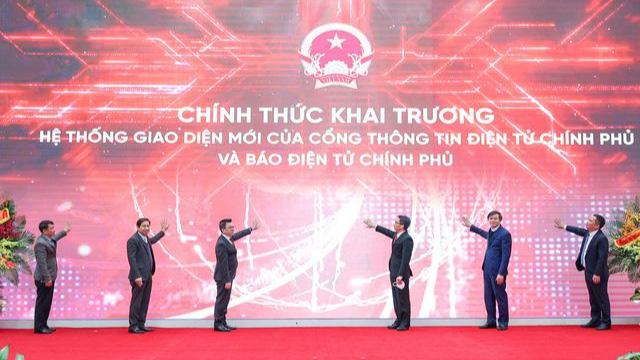 Phó Thủ tướng Vũ Đức Đam, cùng các đại biểu thực hiện nghi lễ chính thức khai trương Hệ thống giao diện mới của Cổng thông tin điện tử Chính phủ và Báo điện tử Chính phủ.