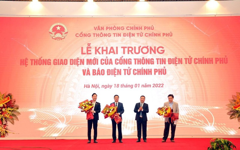 Tổng Giám đốc Cổng TTĐT Chính phủ, Tổng biên tập Báo điện tử Chính phủ Nguyễn Hồng Sâm tặng hoa đơn vị tài trợ bản quyền phần mềm và công nghệ.