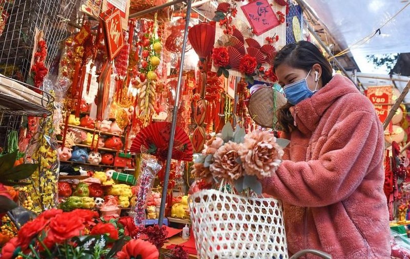 Sau khi một số địa phương nới lỏng quy định, nhiều người dân tính đến việc về nhà ăn Tết.