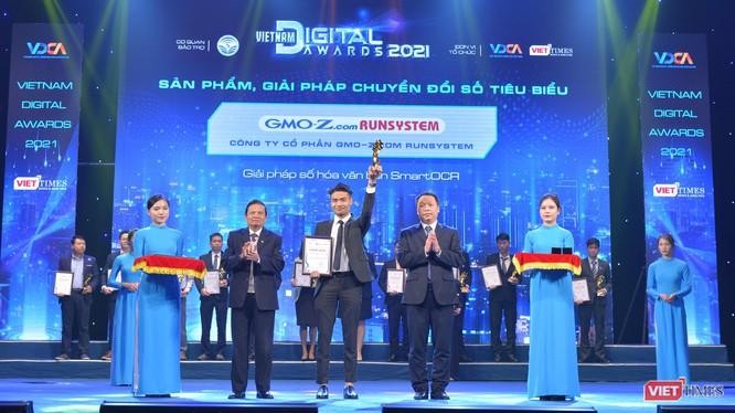 Trưởng phòng Nghiên cứu và phát triển AI của GMO-Z.com RUNSYSTEM - Đào Bảo Linh, đại diện công ty nhận Giải thưởng Chuyển đổi số Việt Nam 2021. Trưởng phòng Nghiên cứu và phát triển AI của GMO-Z.com RUNSYSTEM - Đào Bảo Linh, đại diện công ty nhận Giải thưởng Chuyển đổi số Việt Nam 2021.