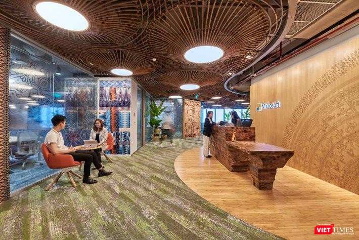 Văn phòng mới của Microsoft Việt Nam mang nhiều hình ảnh biểu trưng của dân tộc. Văn phòng mới của Microsoft Việt Nam mang nhiều hình ảnh biểu trưng của dân tộc.