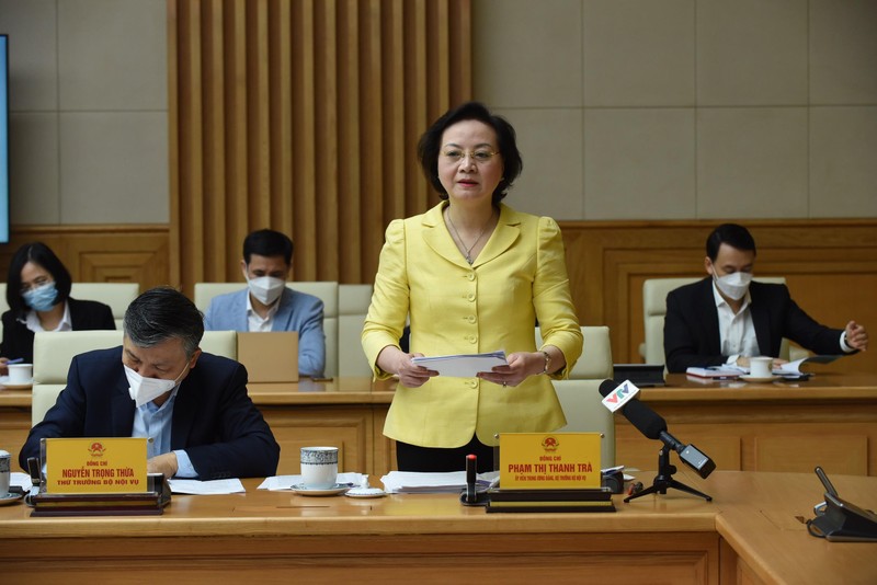 Bộ trưởng Bộ Nội vụ Phạm Thị Thanh Trà báo cáo tại phiên họp. Bộ trưởng Bộ Nội vụ Phạm Thị Thanh Trà báo cáo tại phiên họp.