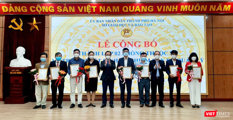 Lãnh đạo Sở GD-ĐT Hà Nội trao quyết định, tặng hoa chúc mừng cán bộ quản lý các trường công lập Lãnh đạo Sở GD-ĐT Hà Nội trao quyết định, tặng hoa chúc mừng cán bộ quản lý các trường công lập