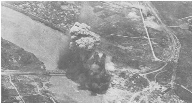 Cột khói xám dựng đứng từ cầu Hàm Rồng Cột khói xám dựng đứng từ cầu Hàm Rồng