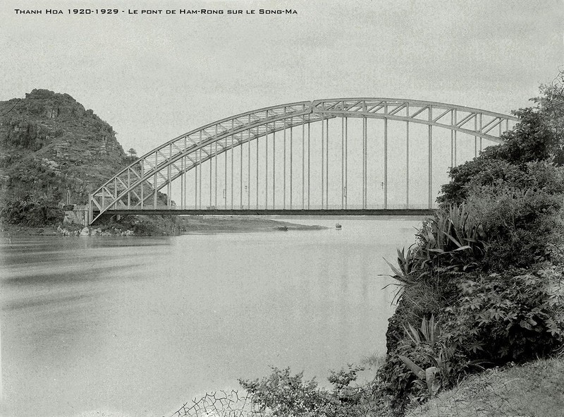 Cầu Hàm Rồng cũ do Pháp xây dựng năm 1904 là cầu vòm thép không có trụ ở giữa. Cầu Hàm Rồng cũ do Pháp xây dựng năm 1904 là cầu vòm thép không có trụ ở giữa.