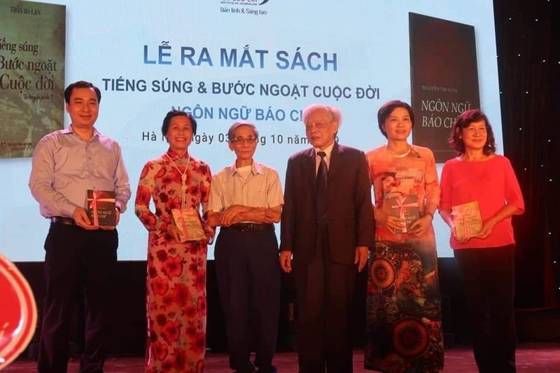 Nhà giáo Nguyễn Tri Niên tại Lễ ra mắt sách &quot;Ngôn ngữ báo chí&quot; của chính ông trong Đại nhạc hội Fire Up 2019.