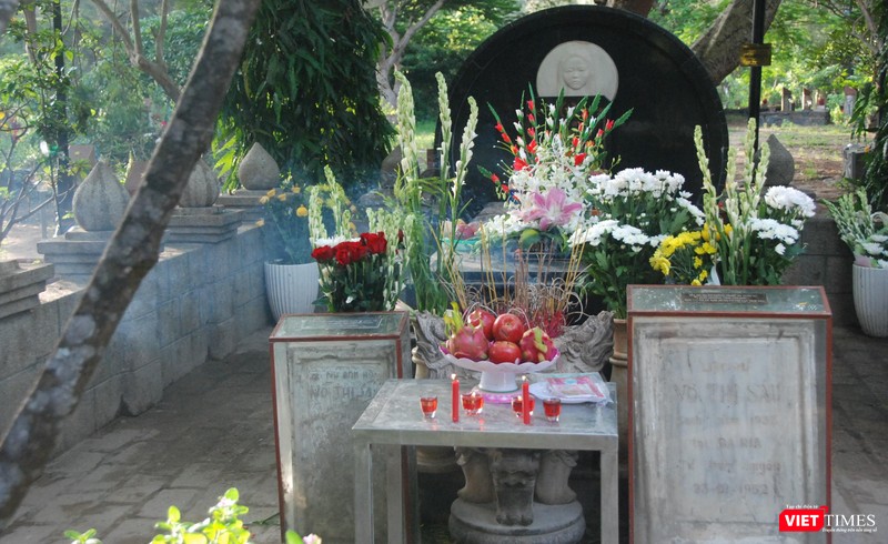 Tấm bia do viên chúa đảo thân dùng tay lấp đất chôn chân đến nay vẫn sừng sững. Tấm bia do viên chúa đảo thân dùng tay lấp đất chôn chân đến nay vẫn sừng sững.