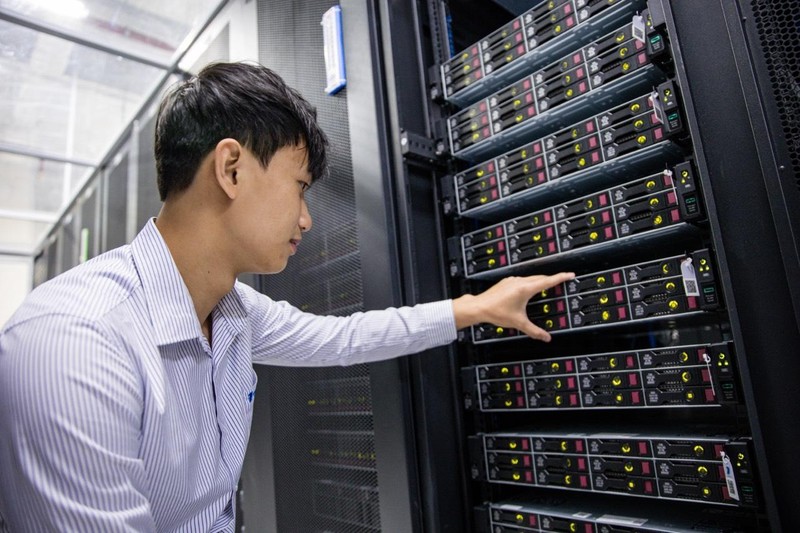 Kỹ sư vận hành hệ thống máy của của VNPT. Kỹ sư vận hành hệ thống máy của của VNPT.