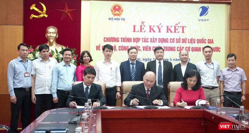 Toàn cảnh lễ ký kết diễn ra tại trụ sở Bộ Nội vụ ngày 10/5/2022. Toàn cảnh lễ ký kết diễn ra tại trụ sở Bộ Nội vụ ngày 10/5/2022.