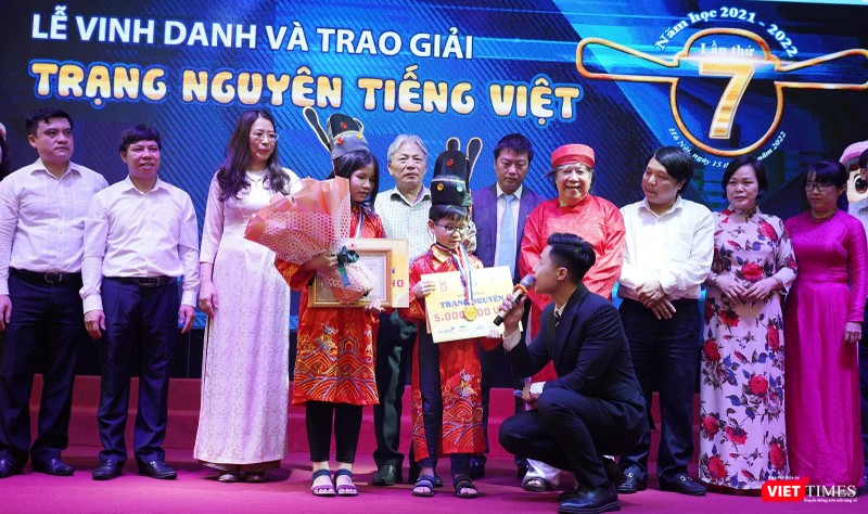 Em Lương Chí Dũng và em Lê Nguyễn Linh Giang được trao giải Trạng nguyên tiếng Việt. Em Lương Chí Dũng và em Lê Nguyễn Linh Giang được trao giải Trạng nguyên tiếng Việt.