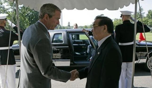 Tại Nhà Trắng, nguyên Thủ tướng Phan Văn Khải đã gửi thông điệp quan trọng rằng: Quan hệ Việt Nam - Mỹ đang không ngừng phát triển theo tinh thần hướng về tương lai. Cựu Tổng thống Bush cũng đã nhận lời mời tới Việt Nam tham dự hội nghị APEC vào năm 2006. (Ảnh: White House) Tại Nhà Trắng, nguyên Thủ tướng Phan Văn Khải đã gửi thông điệp quan trọng rằng: Quan hệ Việt Nam - Mỹ đang không ngừng phát triển theo tinh thần hướng về tương lai. Cựu Tổng thống Bush cũng đã nhận lời mời tới Việt Nam tham dự hội nghị APEC vào năm 2006. (Ảnh: White House)