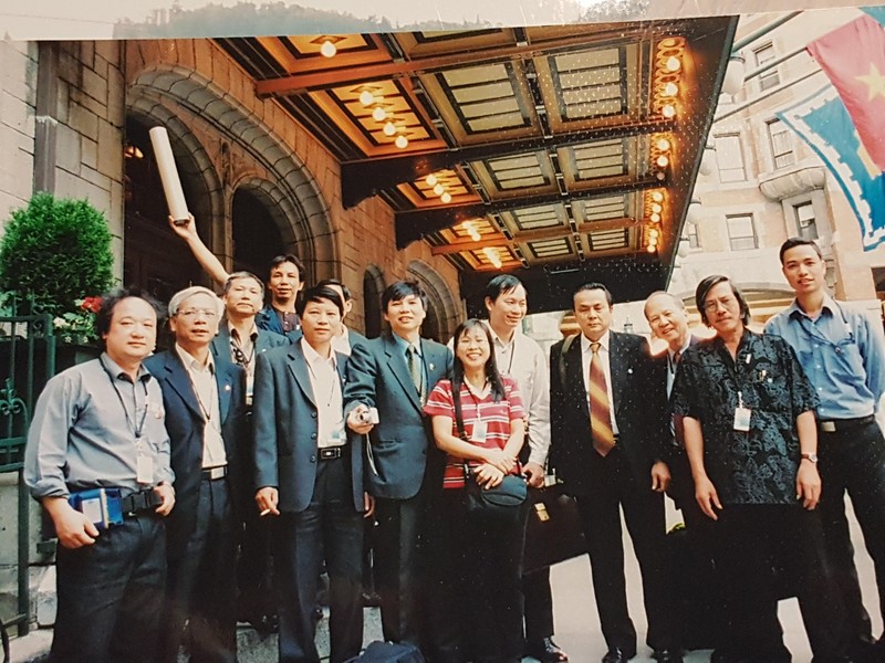 Nhóm báo chí tháp tùng trong chuyến công du của Thủ tướng Phan Văn Khải. Nhóm báo chí tháp tùng trong chuyến công du của Thủ tướng Phan Văn Khải.