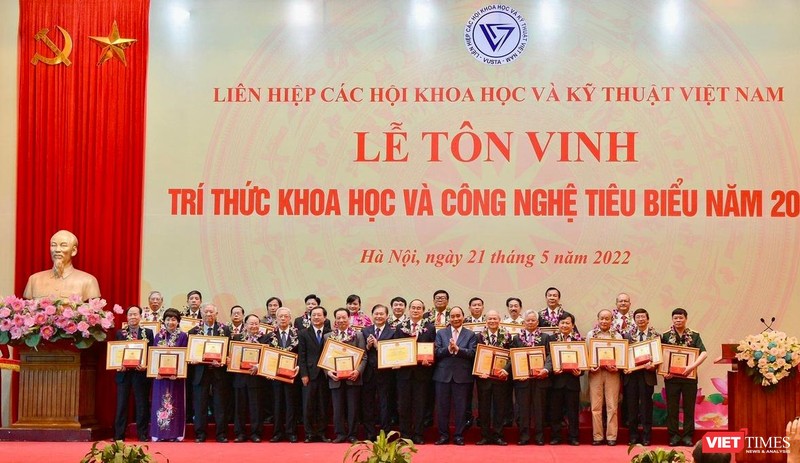 Chủ tịch nước Nguyễn Xuân Phúc và TS Khoa học Phan Xuân Dũng, Bí thư Đảng đoàn, Chủ tịch Liên hiệp các hội Khoa học và Kỹ thuật Việt Nam trao Danh hiệu "Tri thức khoa học và công nghệ tiêu biểu" và Bằng khen của Liên hiệp các hội Khoa học và Kỹ thuật Việt Nam cho các cá nhân.