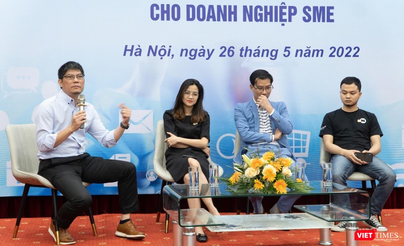 Các diễn giả thảo luận về việc thích ứng với kinh doanh trên môi trường trực tuyến và tích cực chuyển đổi số để thích nghi. Các diễn giả thảo luận về việc thích ứng với kinh doanh trên môi trường trực tuyến và tích cực chuyển đổi số để thích nghi.