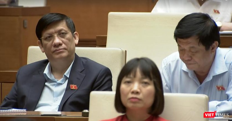 Bộ trưởng Bộ Y tế Nguyễn Thanh Long lắng nghe nội dung thảo luận của ĐBQH Nguyễn Lân Hiếu.